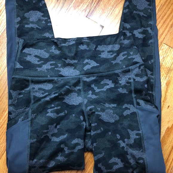 Fabletics power hold camouflage leggings 7/8 - Picture 3 of 7